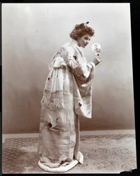 Kobieta modelująca japońskie kimono, Nowy Jork, 1904 (odbitka żelatynowa)